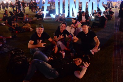 Público faz pausa na programação musical e descansa no gramado do Rock in Rio 