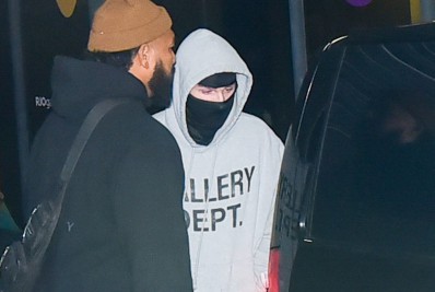 DJ Marshmello, que se apresentará no Palco Mundo, chega ao Brasil com rosto todo coberto