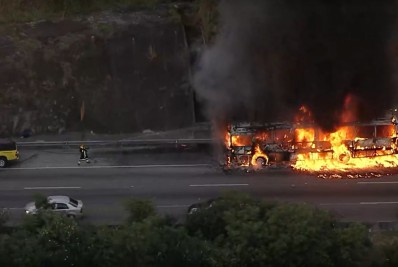 Ônibus pega fogo na Linha Amarela