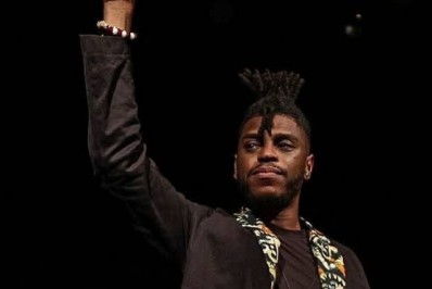 Yuri Marçal sobe ao palco do Teatro Municipal em São Gonçalo