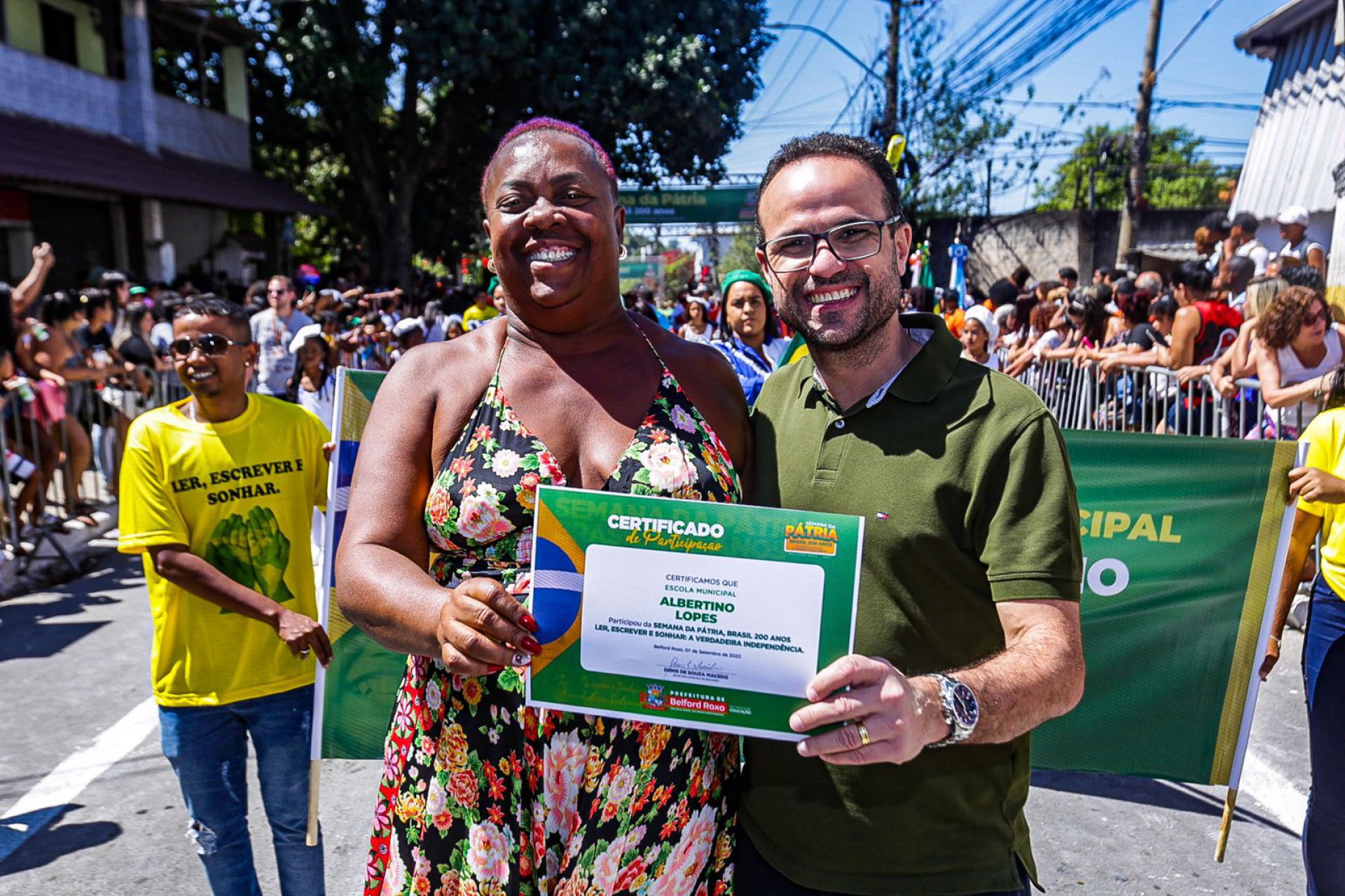 O secret&aacute;rio de Educa&ccedil;&atilde;o, Denis Macedo, entrega o certificado de participa&ccedil;&atilde;o &agrave; diretora da Escola Municipal Albertino Lopes, Dayse Mariano - Rafael Barreto / PMBR