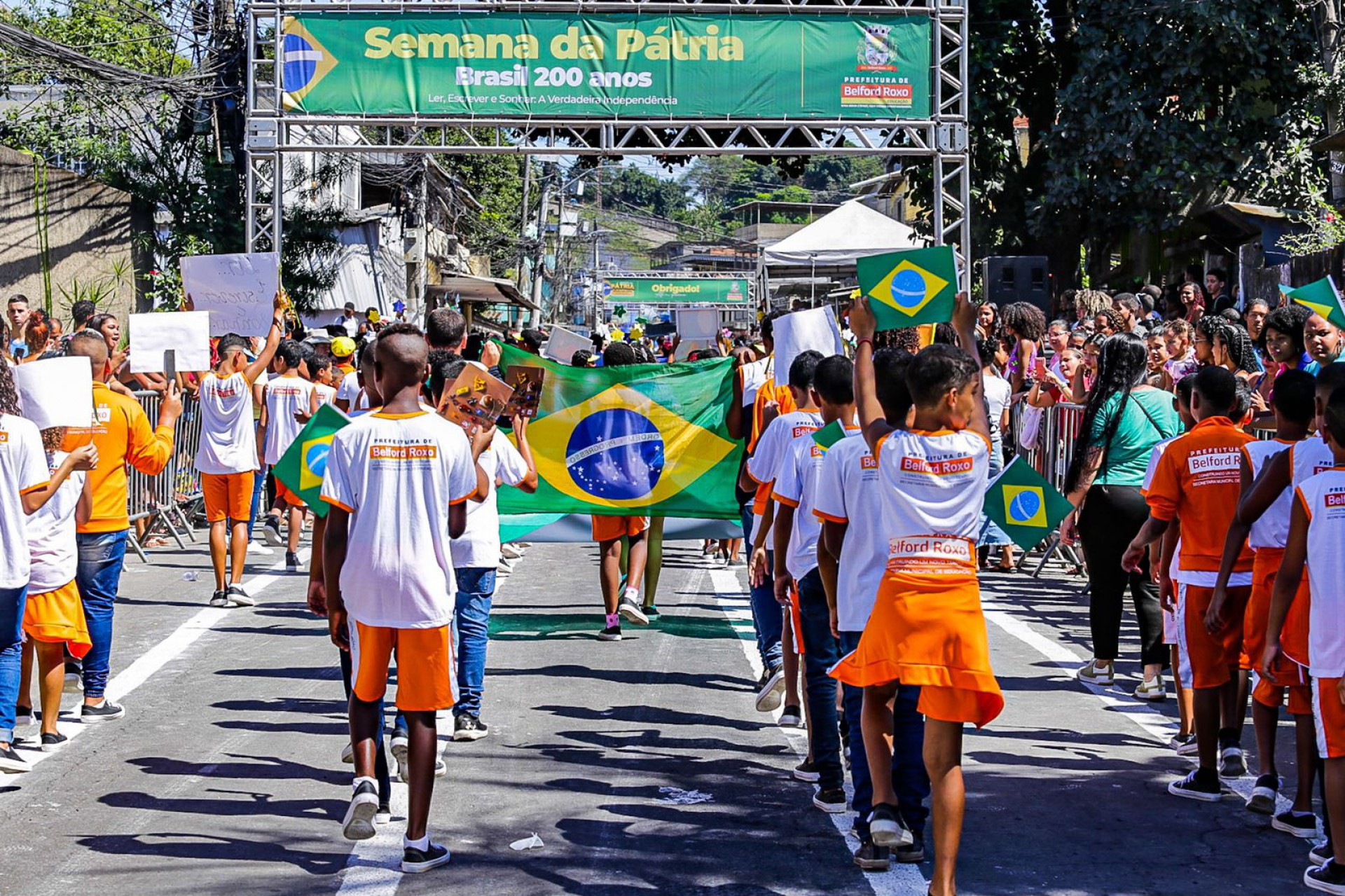 Alunos desfilaram na Estrada An&iacute;bal da Mota, depois de dois anos sem apresenta&ccedil;&otilde;es por causa da pandemia - Rafael Barreto / PMBR
