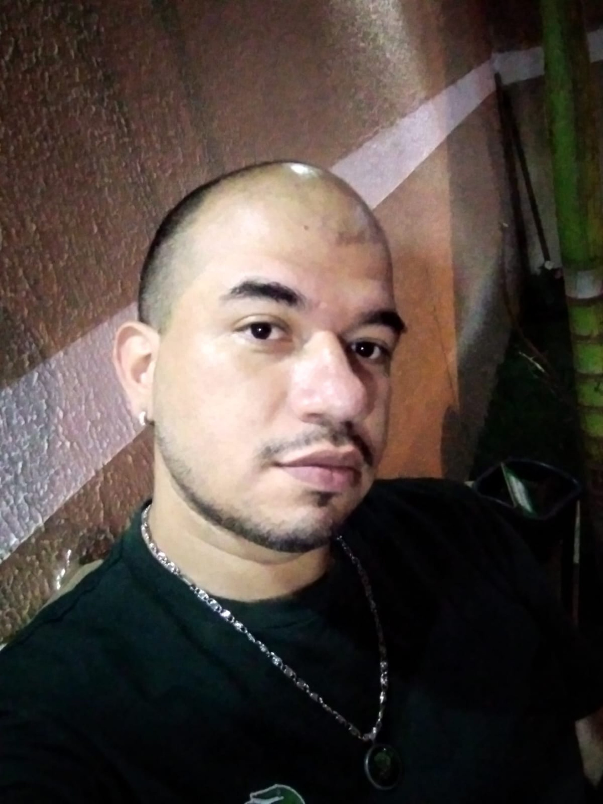  Anderson Ramos, morador da comunidade Lagartixa, no Complexo da Pedreira, est&aacute; atento ao hor&aacute;rio eleitoral na televis&atilde;o. - Divulga&ccedil;&atilde;o