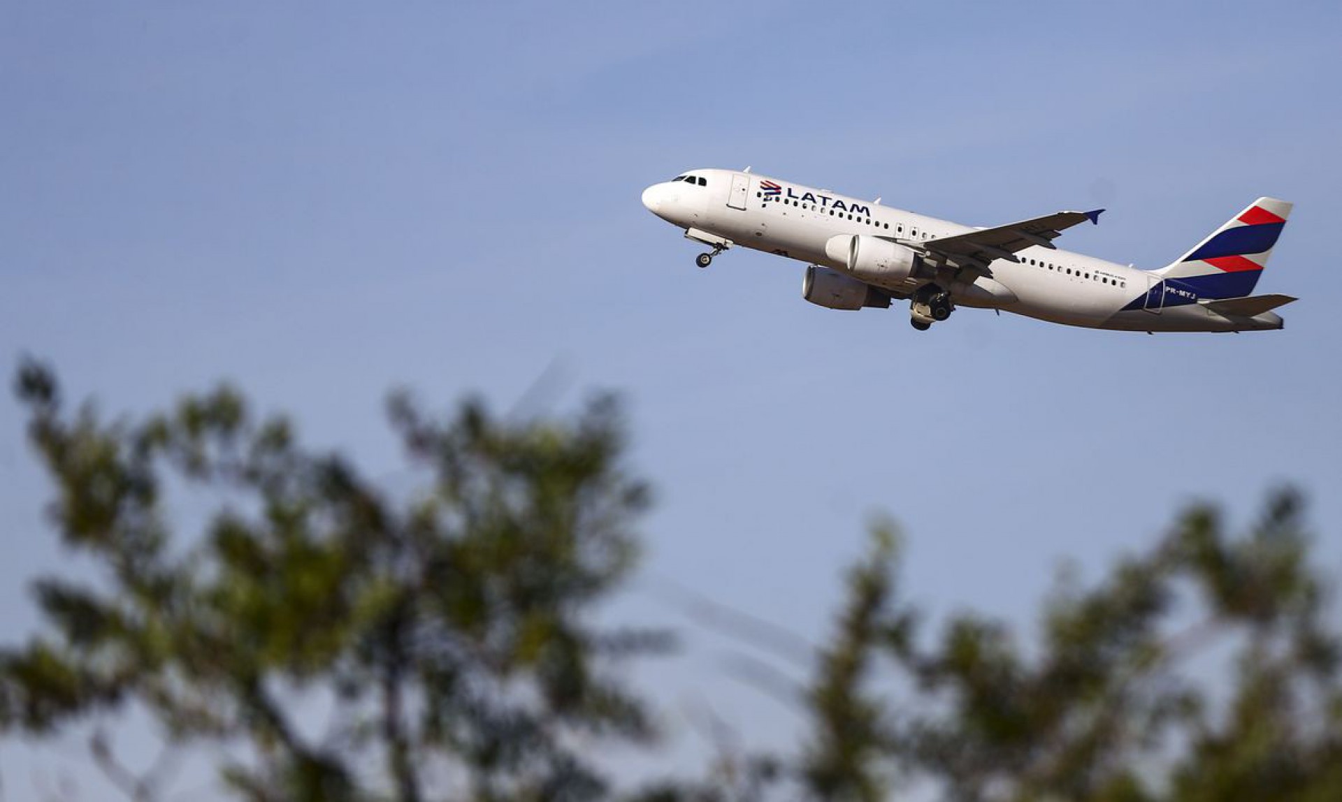 Condi&ccedil;&otilde;es clim&aacute;ticas causaram o cancelamento de voos das tr&ecirc;s companhias a&eacute;reas

