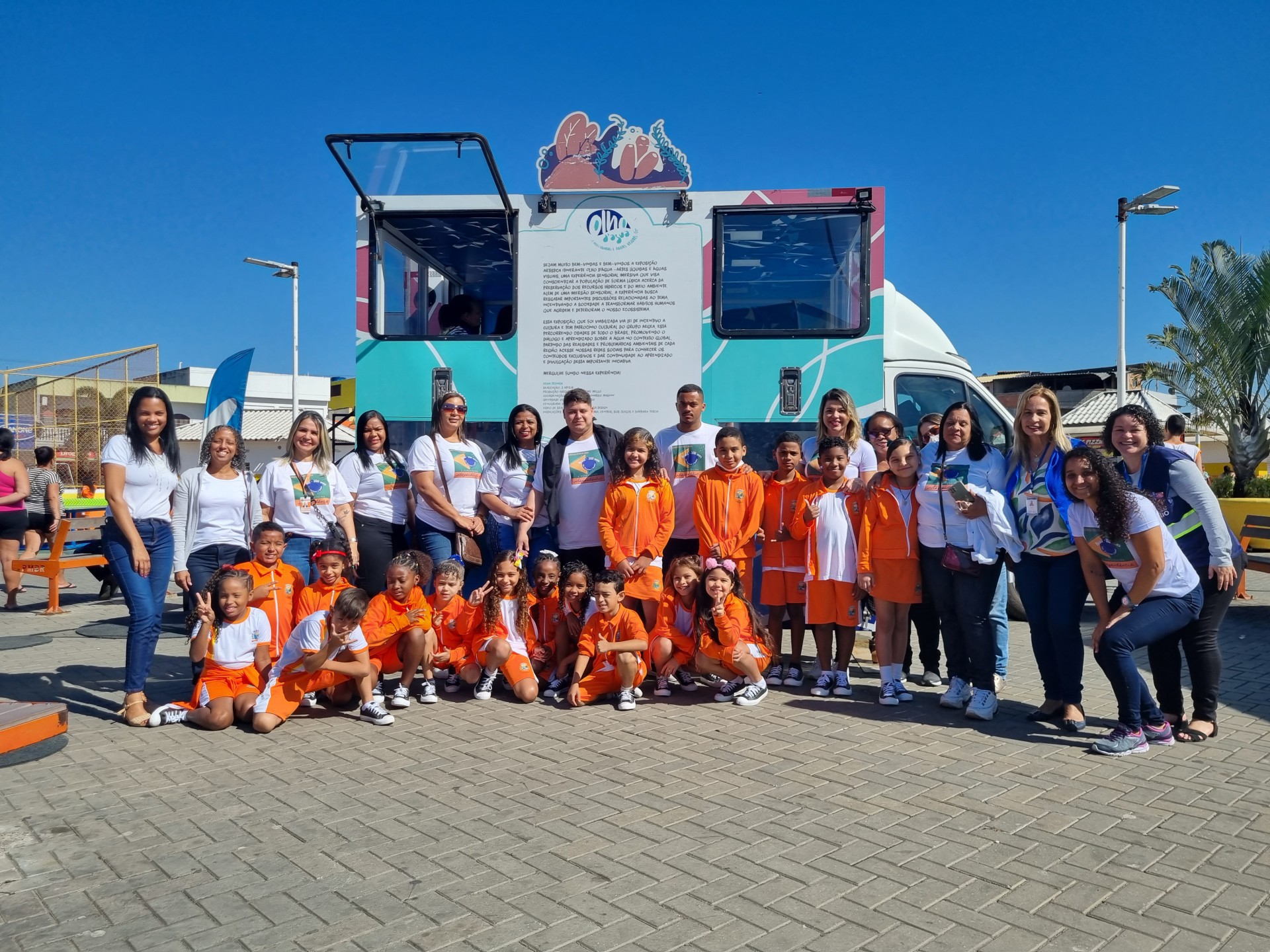 Alunos e profissionais de Educa&ccedil;&atilde;o da E.M. &Aacute;lvaro Lisboa Braga, e a equipe da &Aacute;guas do Rio  e do Instituto Aegea, junto ao Tech-Truck, na Pra&ccedil;a de Heli&oacute;polis - Divulga&ccedil;&atilde;o