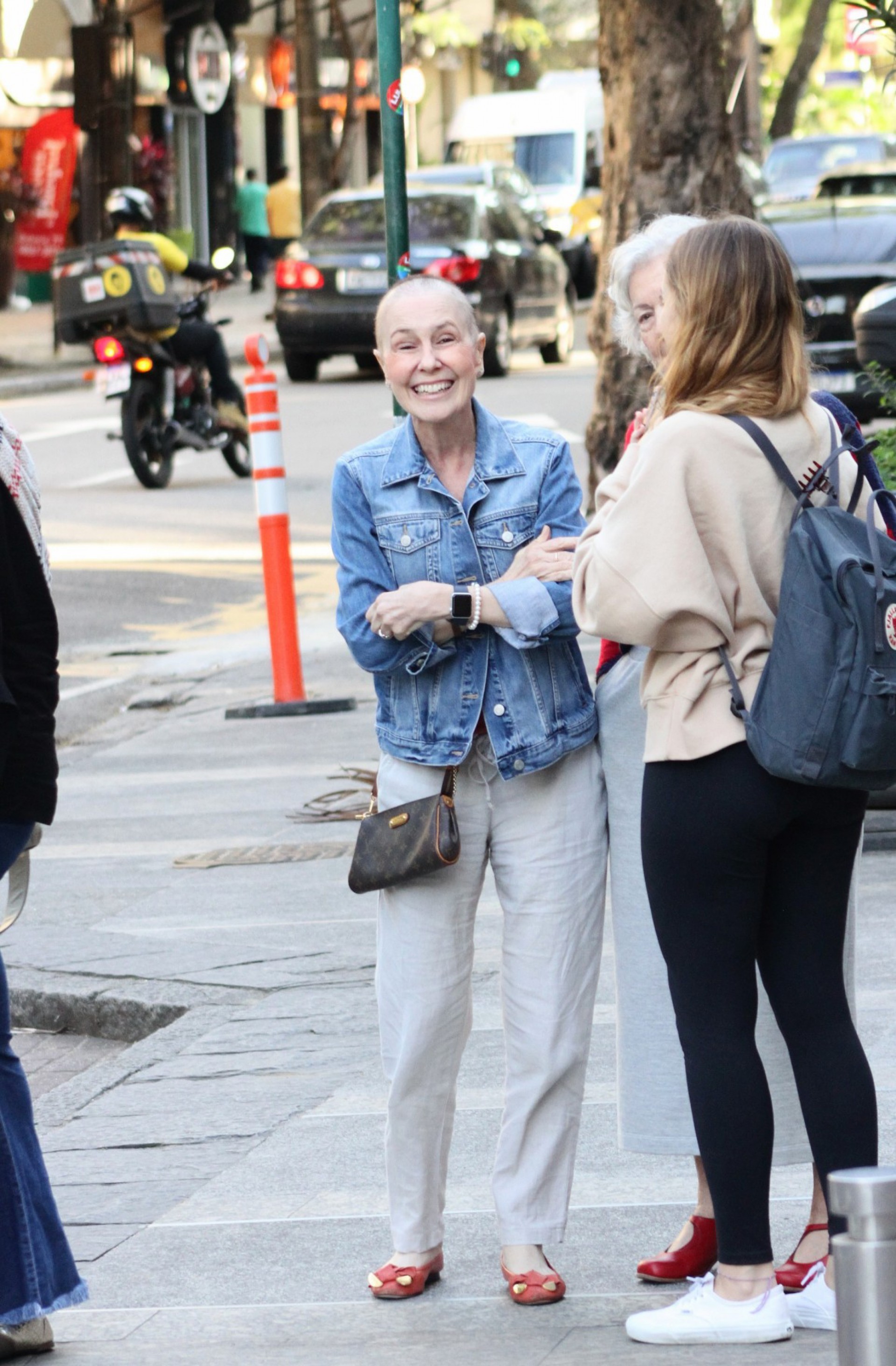 Susana Naspolini passeando com a mãe e a filha - Adão/AgNews