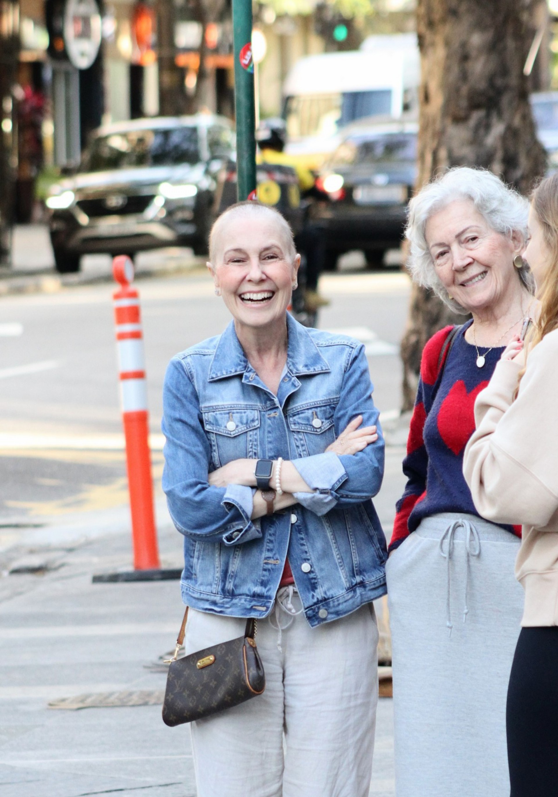 Susana Naspolini passeando com a mãe e a filha - Adão/AgNews