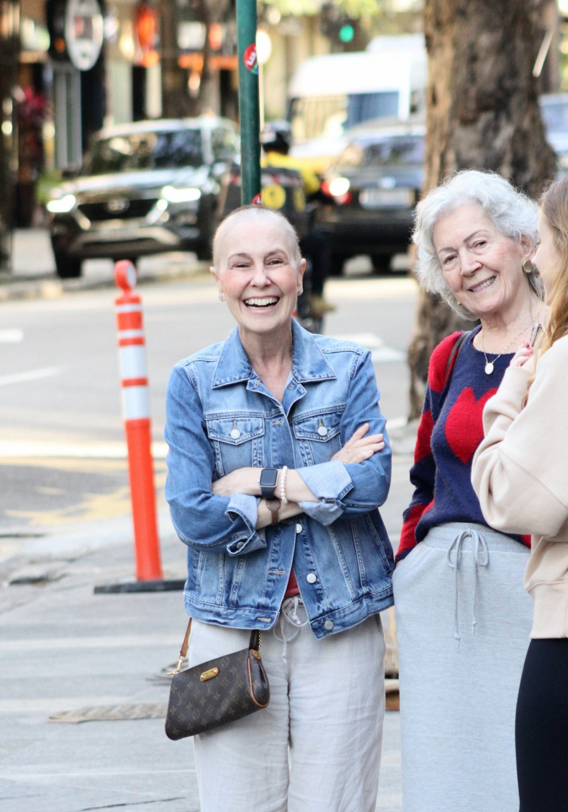 Susana Naspolini aparece de cabeça raspada acompanhada de mãe e filha na Zona Sul do Rio - ADÃO/ AGNEWS