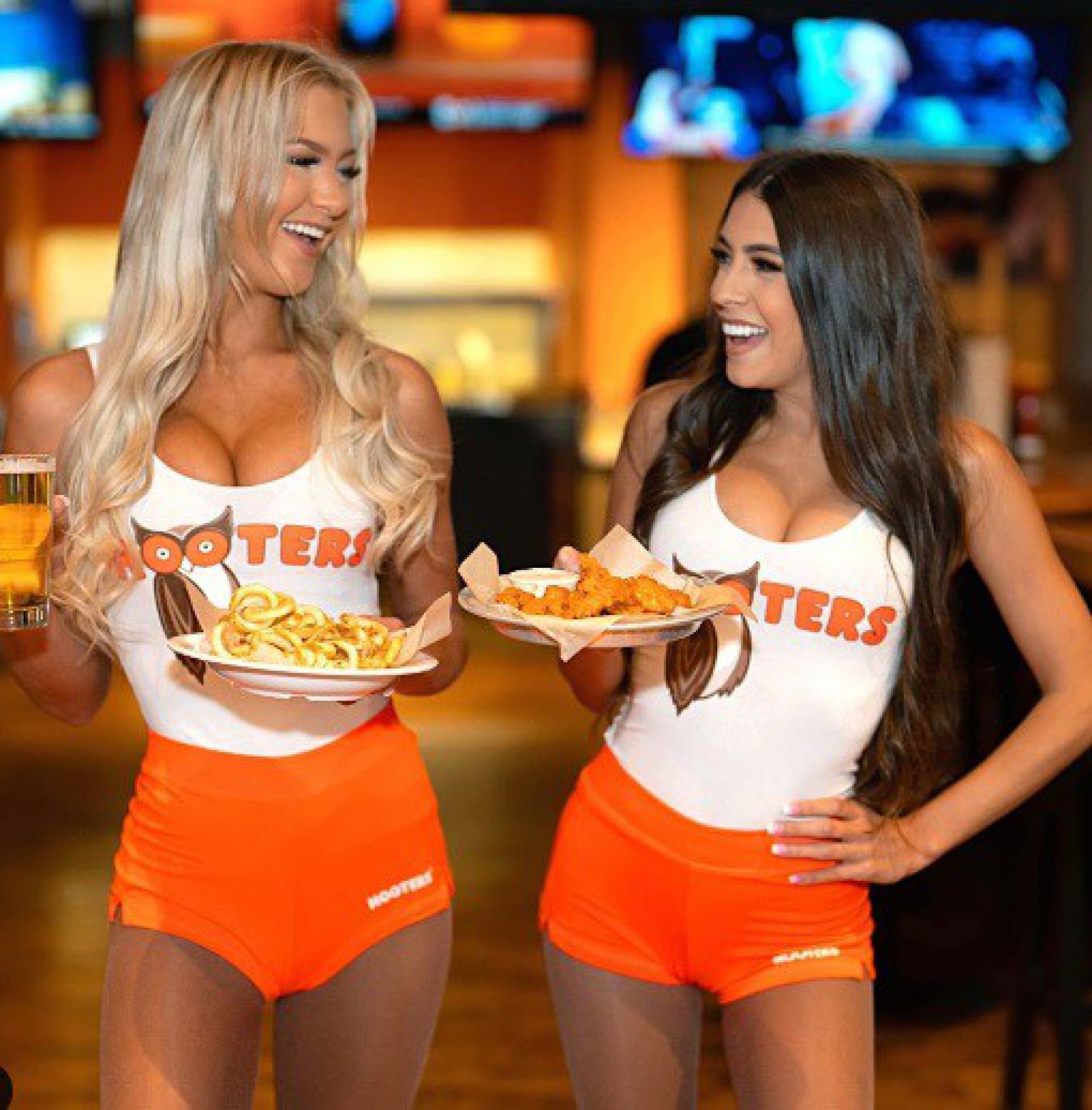 Restaurante 'Hooters', conhecido por ter garçonetes com roupas sensuais, anunciou parceria com a equipe sub-10 do Burton Joyce - Reprodução / Instagram