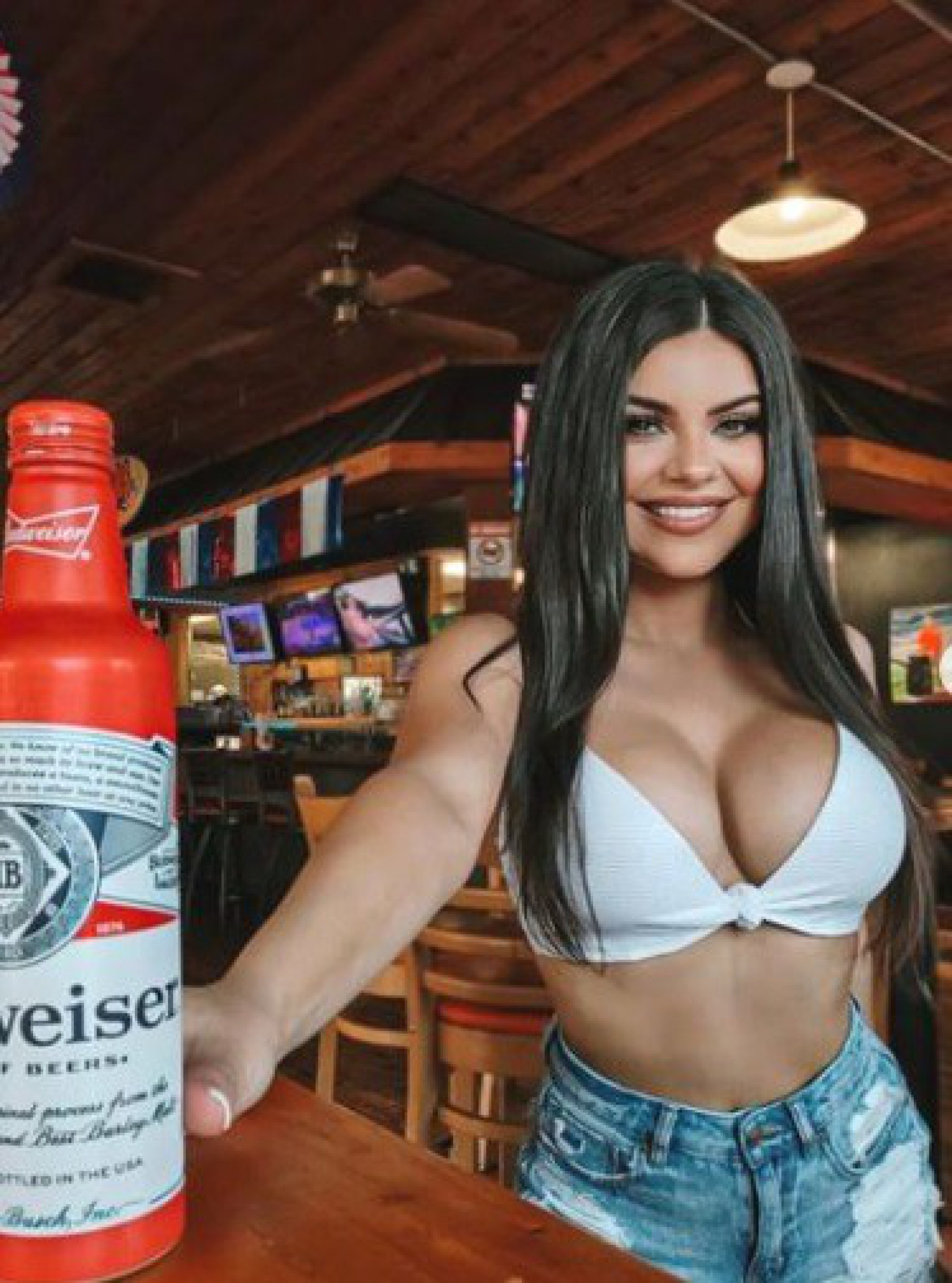Restaurante 'Hooters', conhecido por ter garçonetes com roupas sensuais, anunciou parceria com a equipe sub-10 do Burton Joyce - Reprodução / Instagram