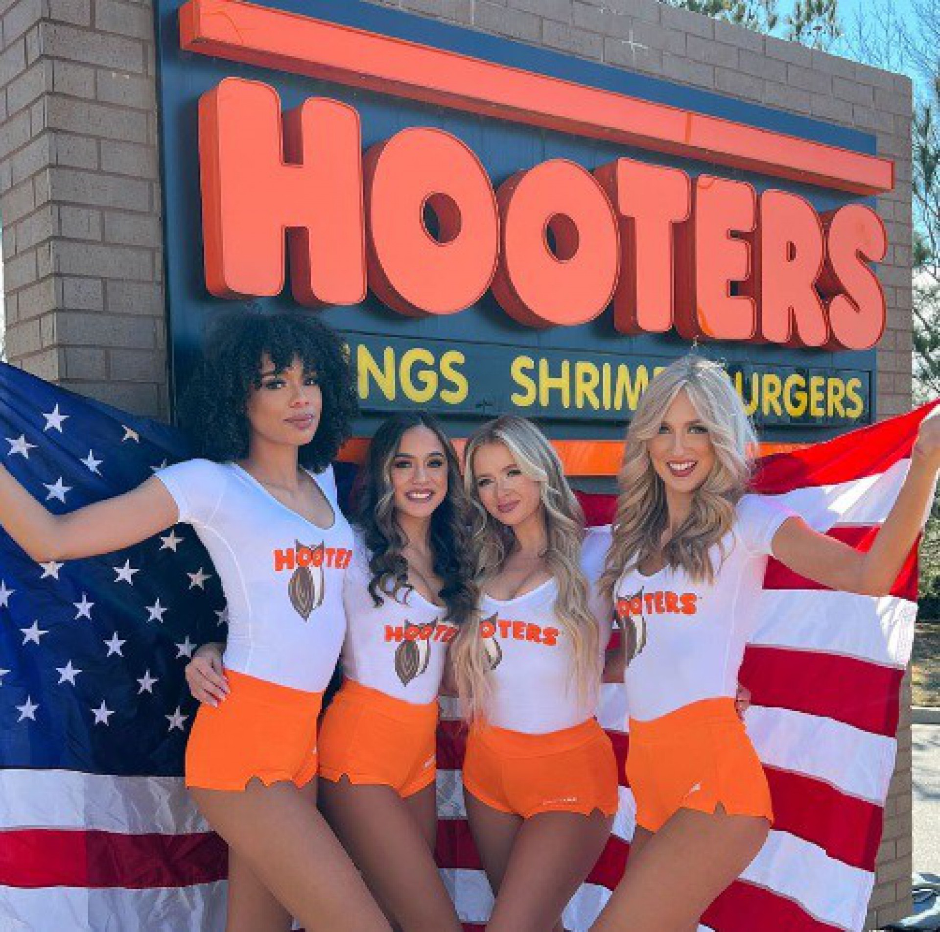 Restaurante 'Hooters', conhecido por ter garçonetes com roupas sensuais, anunciou parceria com a equipe sub-10 do Burton Joyce - Reprodução / Instagram