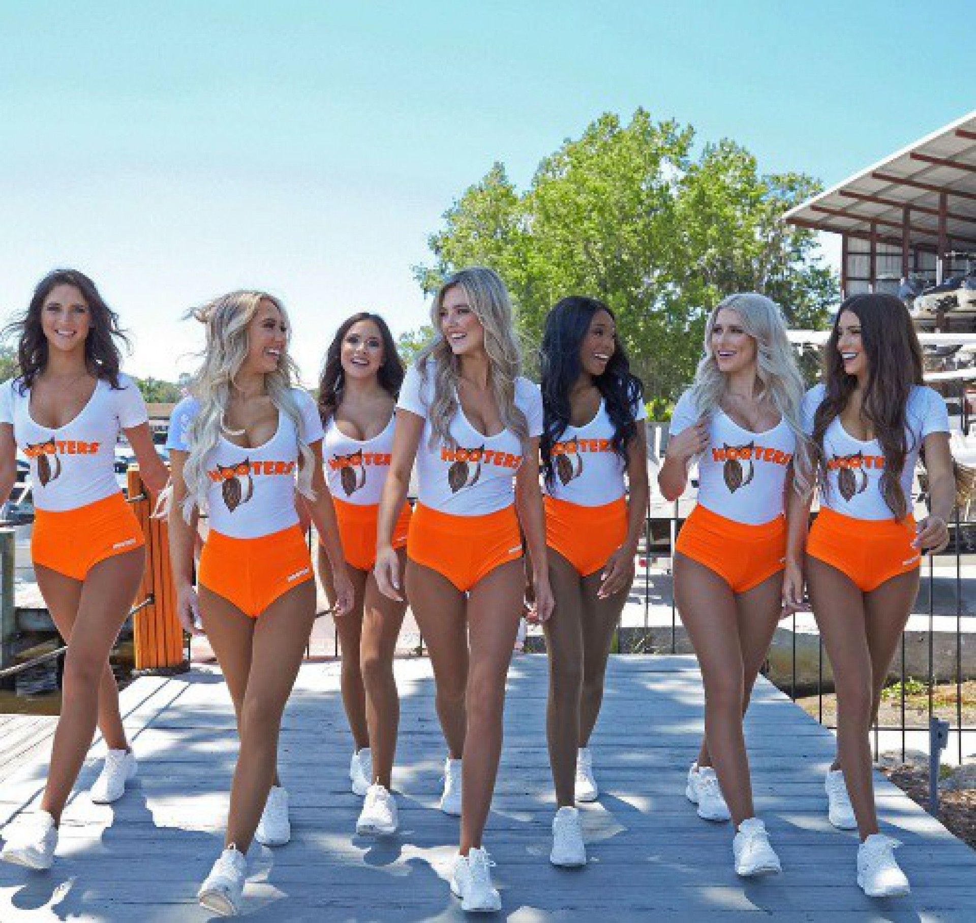 Restaurante 'Hooters', conhecido por ter garçonetes com roupas sensuais, anunciou parceria com a equipe sub-10 do Burton Joyce - Reprodução / Instagram