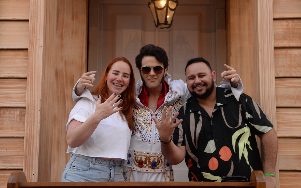 03/09/2022 - Segundo dia do Festival Rock In Rio, realizado na Cidade do Rock, Zona Oeste do Rio de Janeiro, neste sabado(03). Na foto o casamento de F&aacute;bio Alexandre 41 anos Juliana, 35 anos