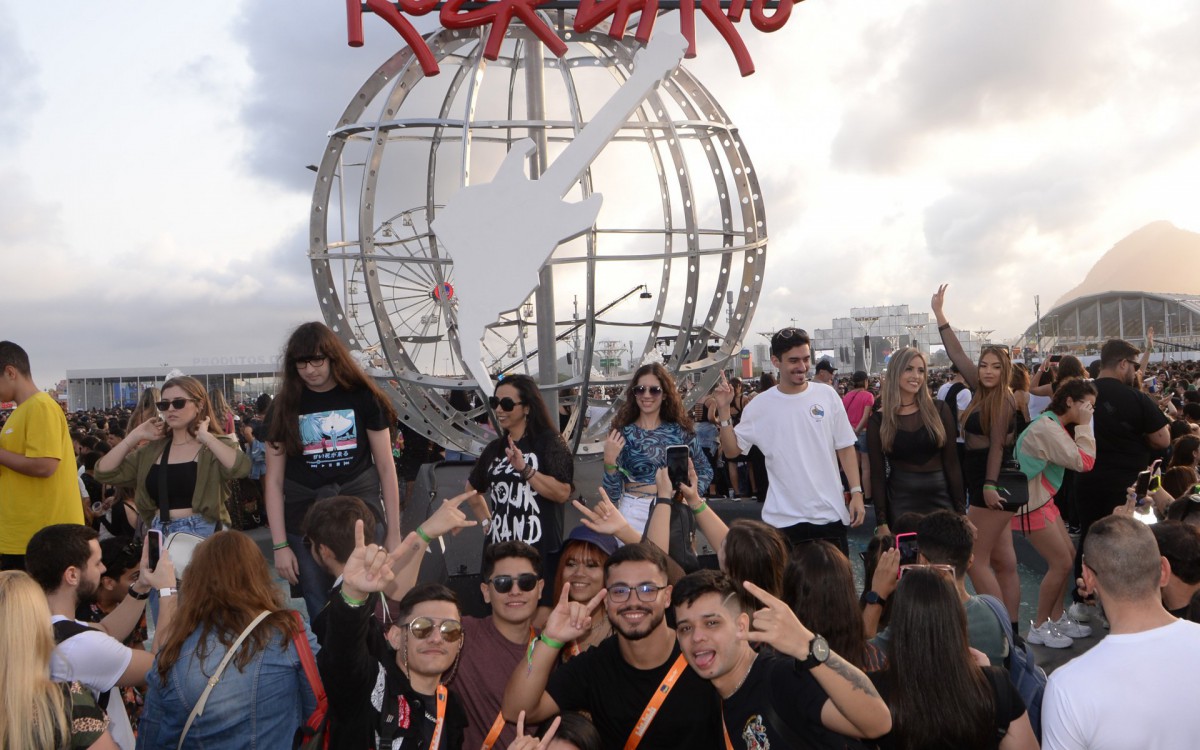 03/09/2022 - Segundo dia do Festival Rock In Rio, realizado na Cidade do Rock, Zona Oeste do Rio de Janeiro, neste sabado(03). Na foto: Gabriel Gidao 21 anos e mais 8 pessoas - Sandro Vox/Agência O Dia