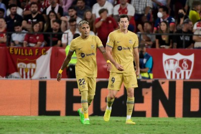 Barcelona bate Sevilla com gols de Raphinha e Lewandowski e continua na cola do Real