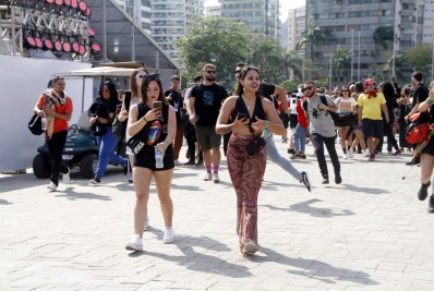 Público corre para curtir segundo dia de 'Rock in Rio'