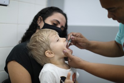 Baixa adesão à campanha contra a poliomielite atrapalha combate a doença, afirma infectologista