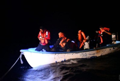 Navio da Marinha do Brasil resgata argelinos à deriva na Espanha