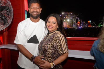 Na reta final da gravidez, Viviane Araújo curte shows do Rock in Rio