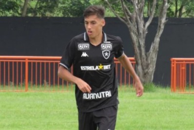 Botafogo acerta renovação do lateral Jefinho, do sub-20