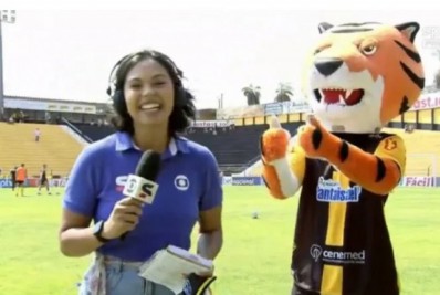 Mascote interrompe transmissão de jogo da Série B e presenteia repórter
