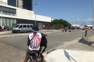 Moradores de comunidades no entorno do Rock in Rio veem a festa pela fresta