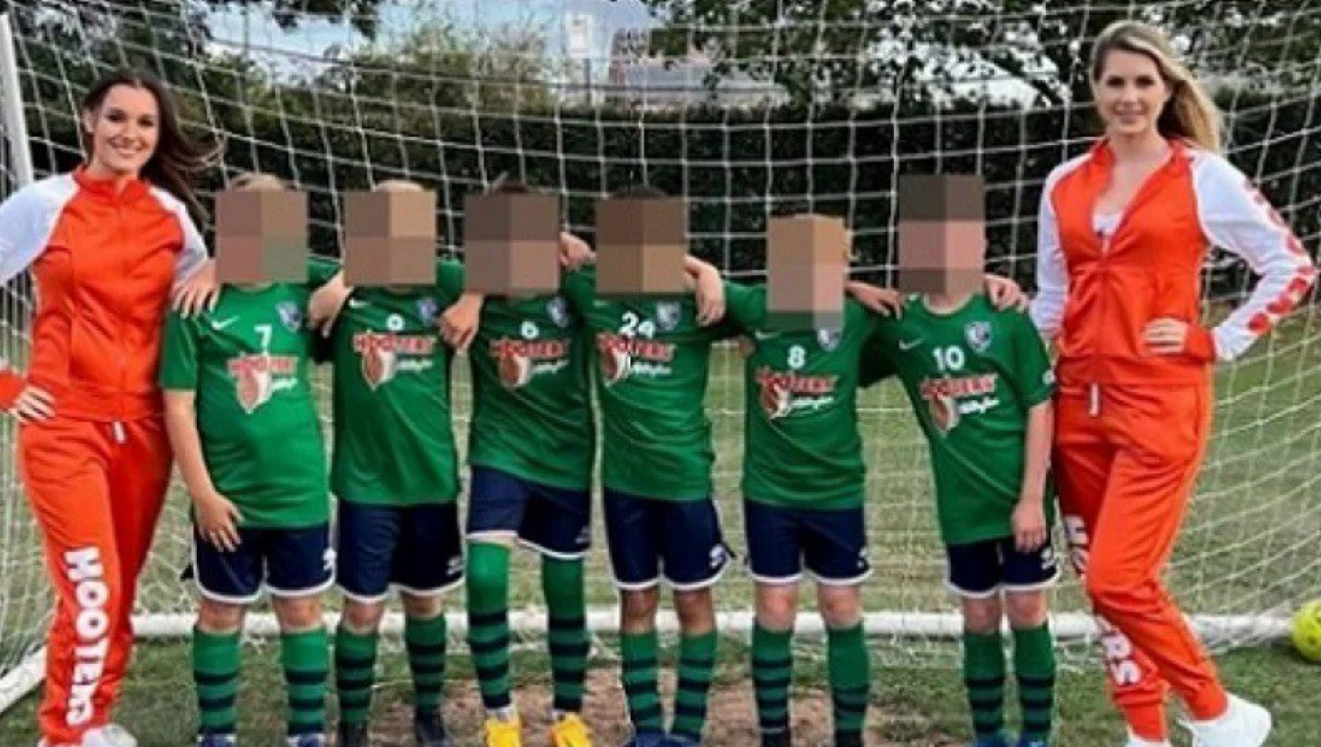 Restaurante 'Hooters', conhecido por ter garçonetes com roupas sensuais, anunciou parceria com a equipe sub-10 do Burton Joyce - Reprodução / Instagram