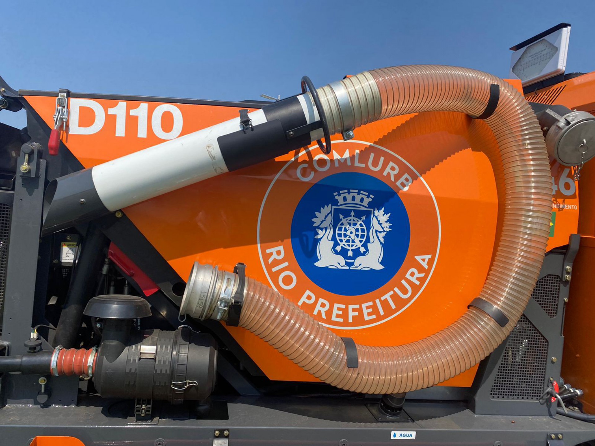 Veículo tem mangueira de sucção e sopro para auxiliar na limpeza das ruas e praças - Divulgação