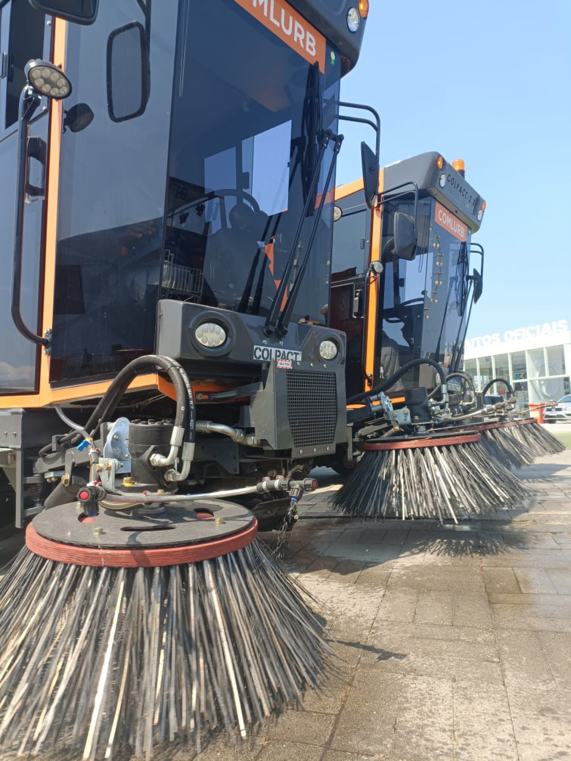 Escovão de metal auxilia na limpeza de canteiros - Divulgação