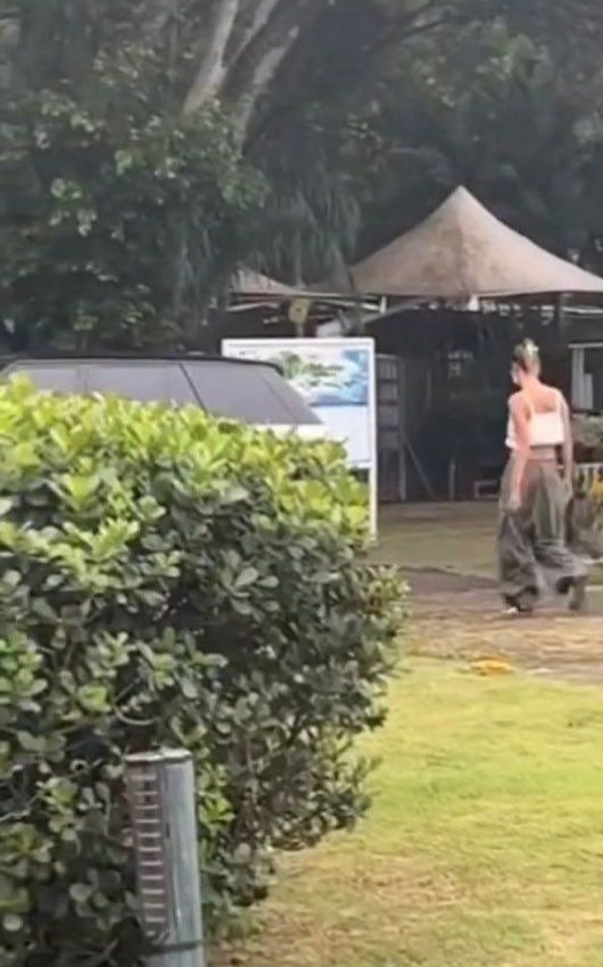 Justin Bieber chegou ao Rio de Janeiro acompanhado da esposa 