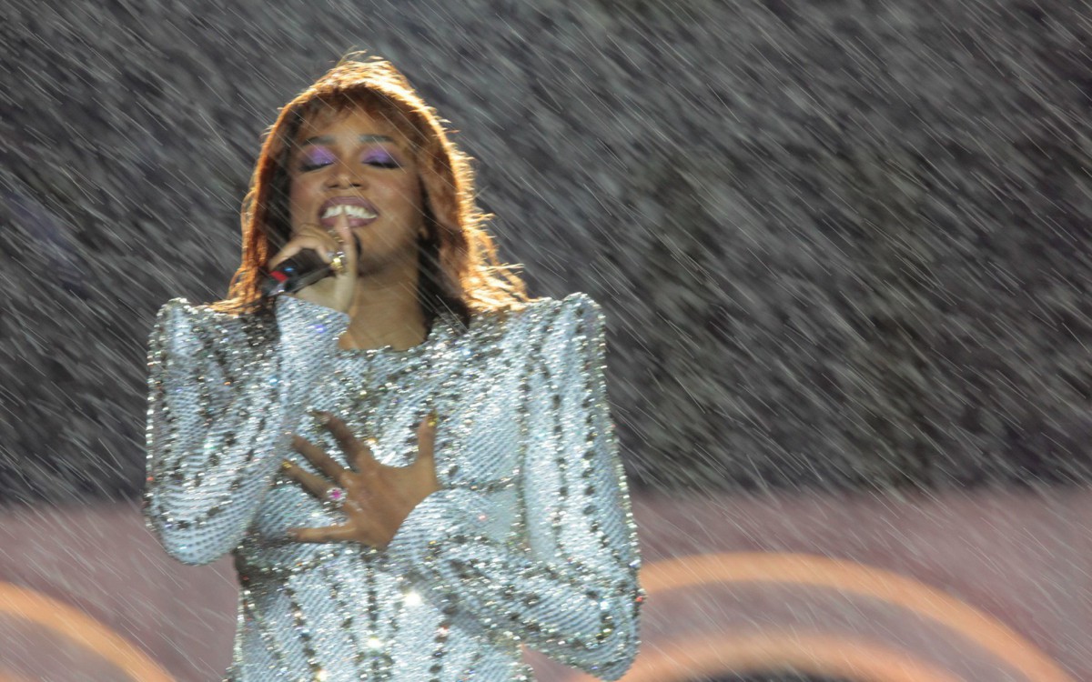 A cantora Iza  apresenta seu show, no Palco Mundo, durante o terceiro dia do Festival Rock In Rio 2022, realizado na Cidade do Rock, Zona Oeste do Rio de Janeiro, neste domingo (4) - Reginaldo Pimenta/Ag&ecirc;ncia O Dia