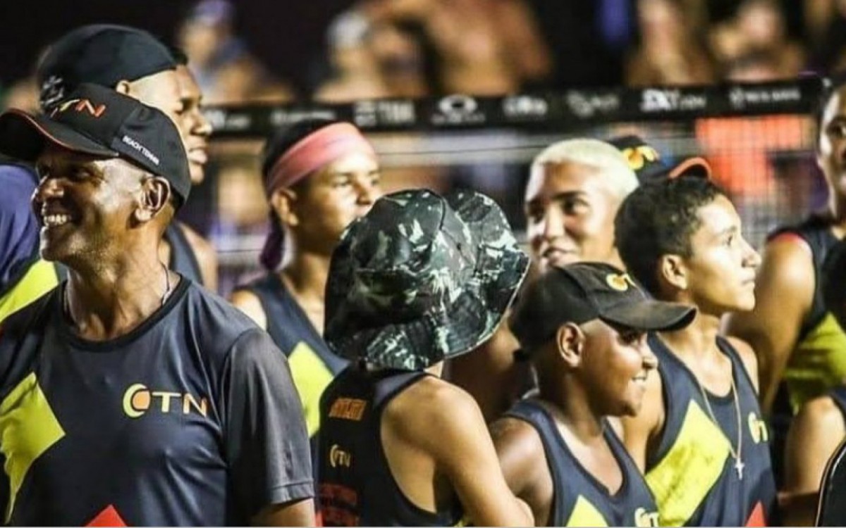 F&aacute;bio Souza (bon&eacute;) com os atletas que participam dos eventos esportivos com uniformes do CTN