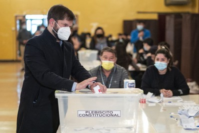 Em dia de plebiscito no Chile, Boric diz que país resolve problemas com democracia