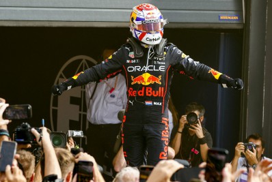 Verstappen vence na Holanda, faz a festa com a torcida e dispara na ponta da F-1