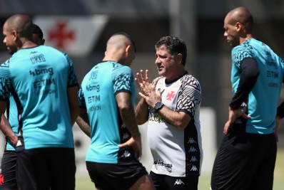 Emílio Faro é hostilizado por torcedores e vê pressão aumentar no Vasco