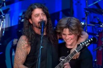 Filho de Taylor Hawkins arrasa na bateria em tributo ao pai