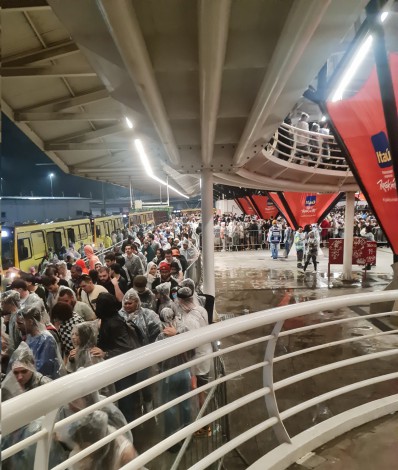 Passageiros do Rock Express enfrentaram enormes filas na madrugada de domingo (4), na Cidade do Rock, Zona Oeste do Rio - Reprodução/Redes sociais