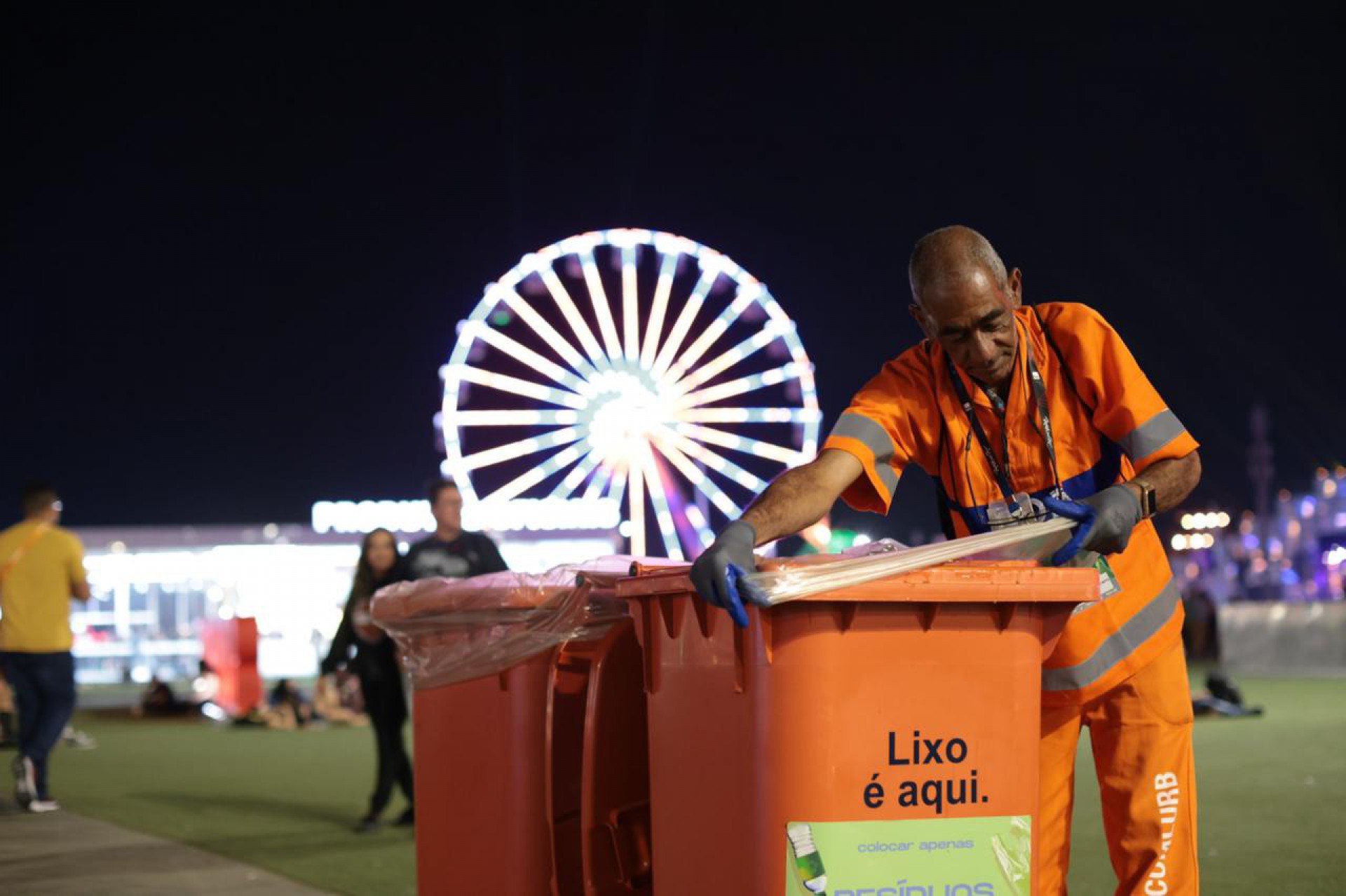 Comlurb atuou na limpeza da Cidade do Rock após segundo dia de festival  - Foto: William Werneck