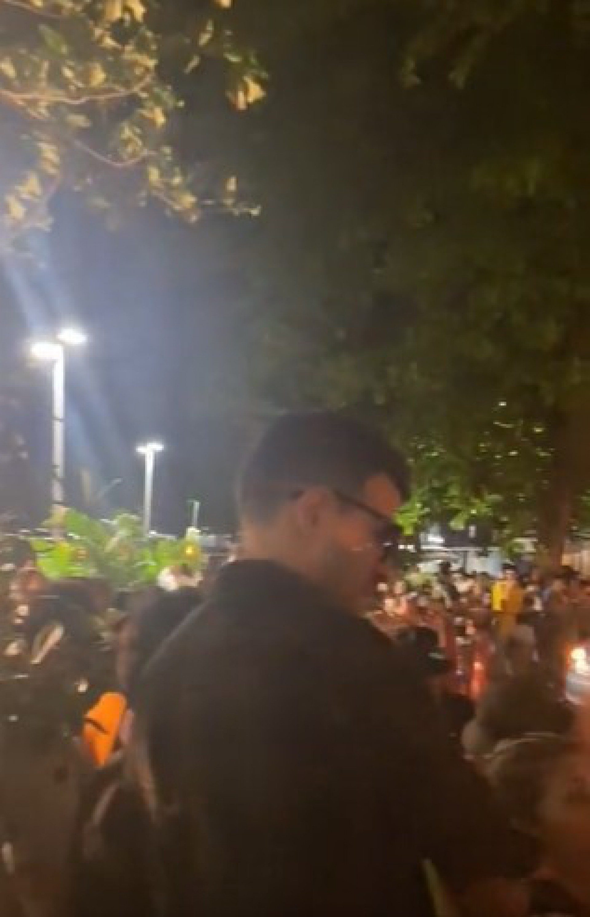 Centenas de fãs aguardam Justin Bieber em porta de hotel - Reprodução/Twitter