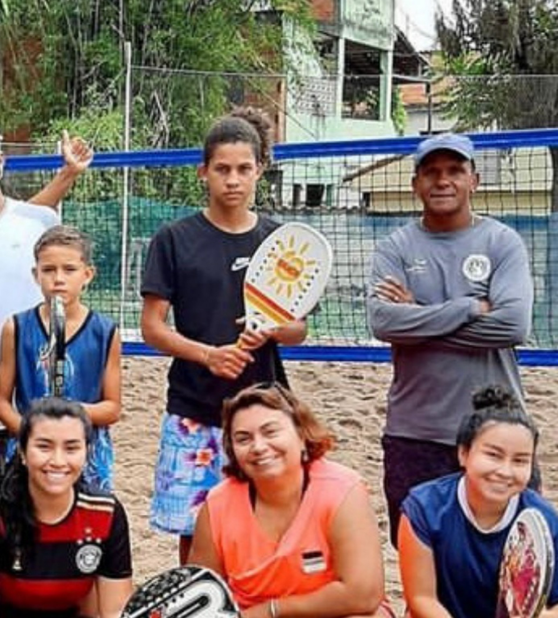 O treinador F&aacute;bio Vieira com praticantes de Beach Tennis de v&aacute;rias gera&ccedil;&otilde;es no CTN - Divulga&ccedil;&atilde;o