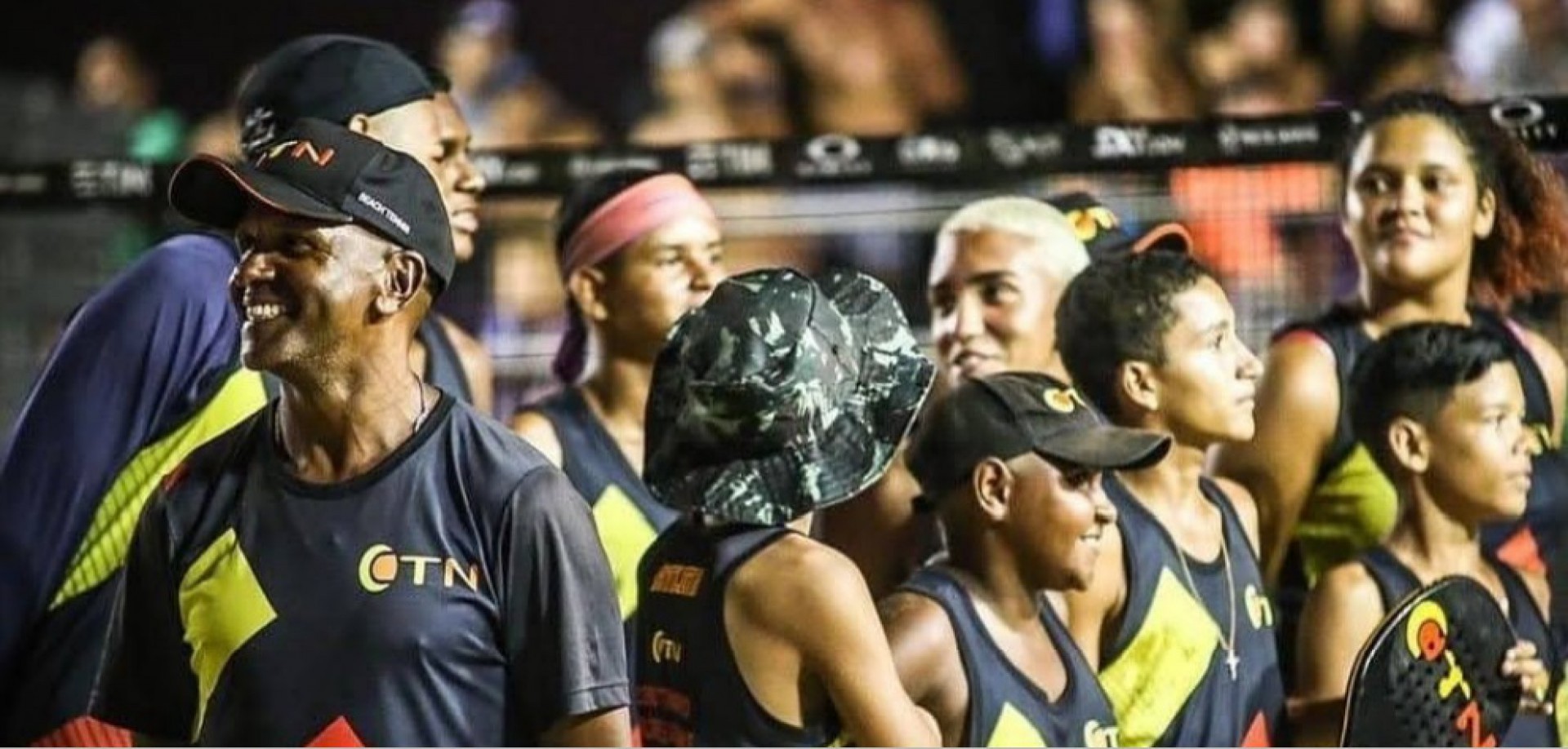 F&aacute;bio Veira (bon&eacute;) com os atletas que participam dos eventos esportivos com uniformes do CTN - Divulga&ccedil;&atilde;o