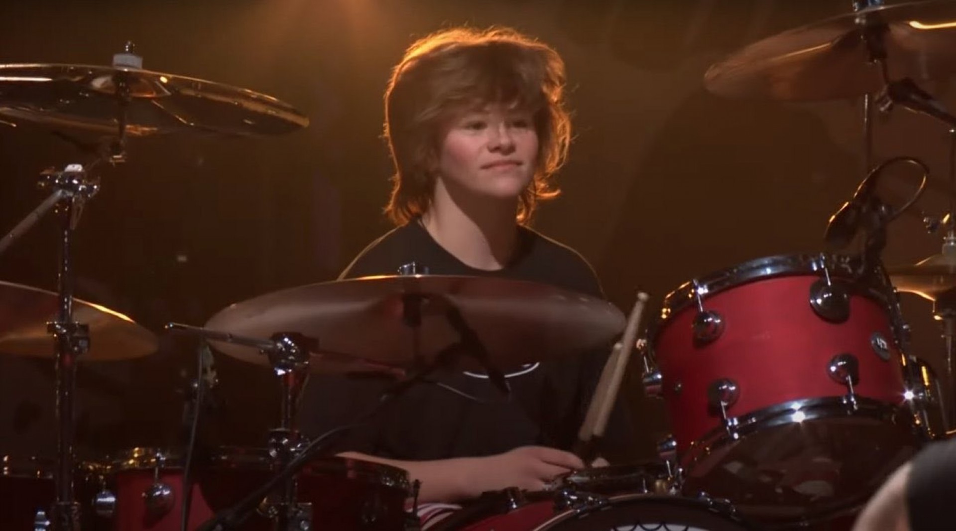 Shane, filho de Taylor Hawkins, toca bateria no tributo ao pai - Reprodução Internet