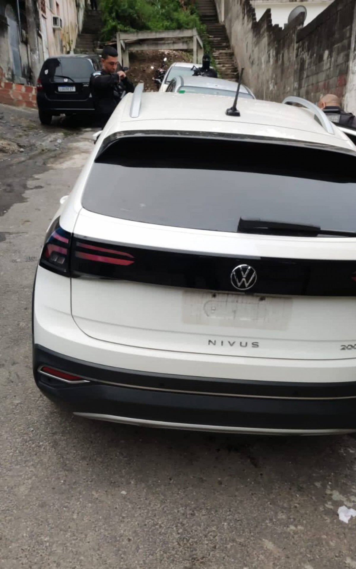 Dois adolescentes foram apreendidos enquanto dormiam em um carro roubado - Divulgação/PMERJ