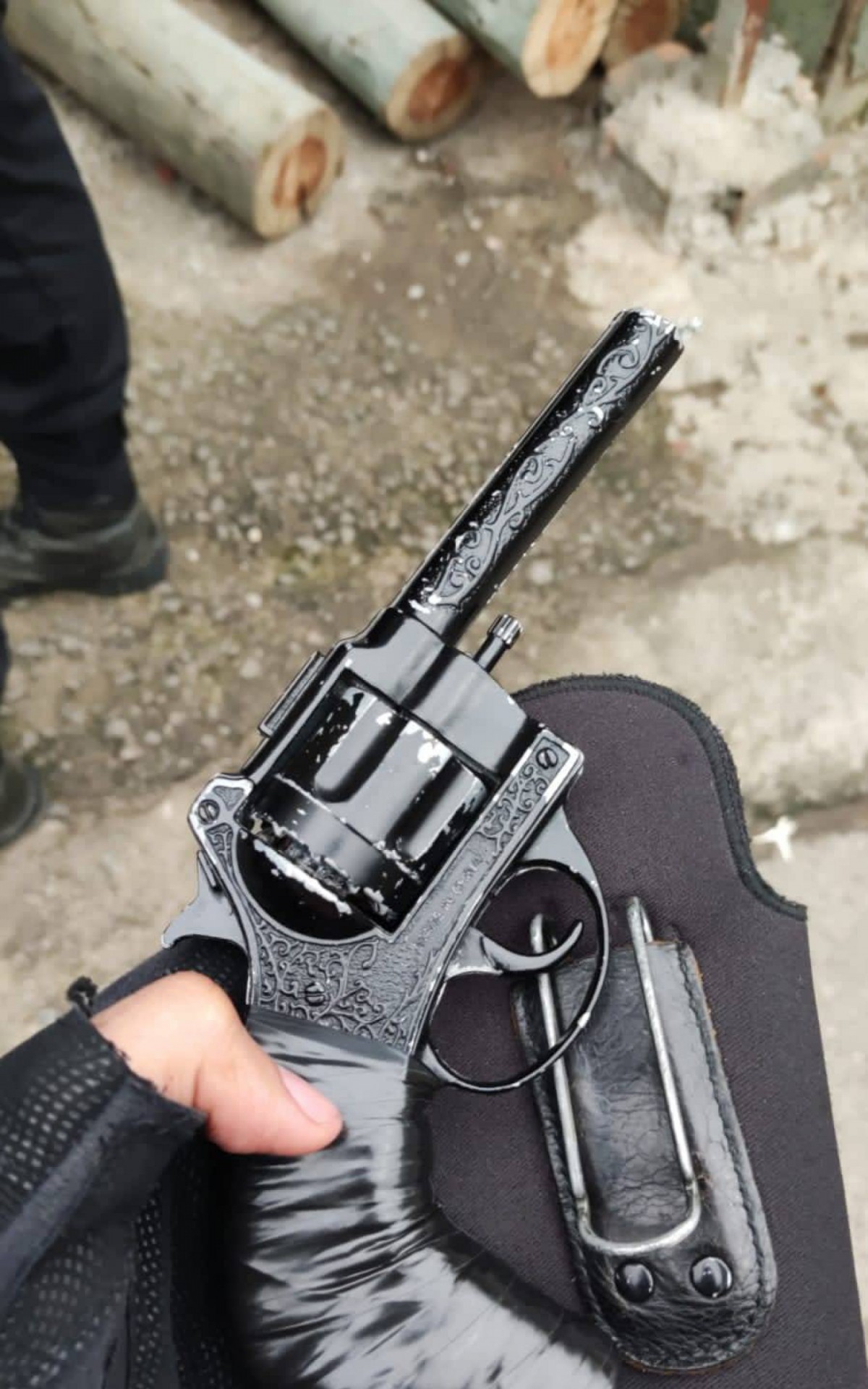 Com os adolescentes apreendidos foi encontrado uma réplica de pistola - Divulgação/PMERJ