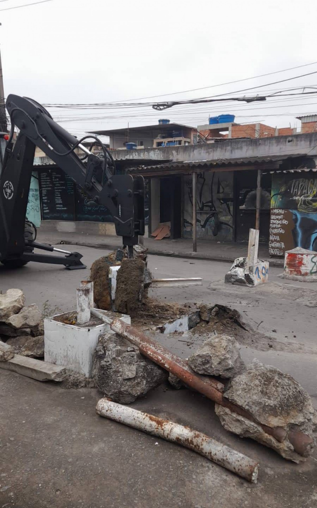 Agentes do Centro de Operações Especiais da Polícia Civil (COE) removem barricadas com auxílio de uma retroescavadeira  - Divulgação/PMERJ