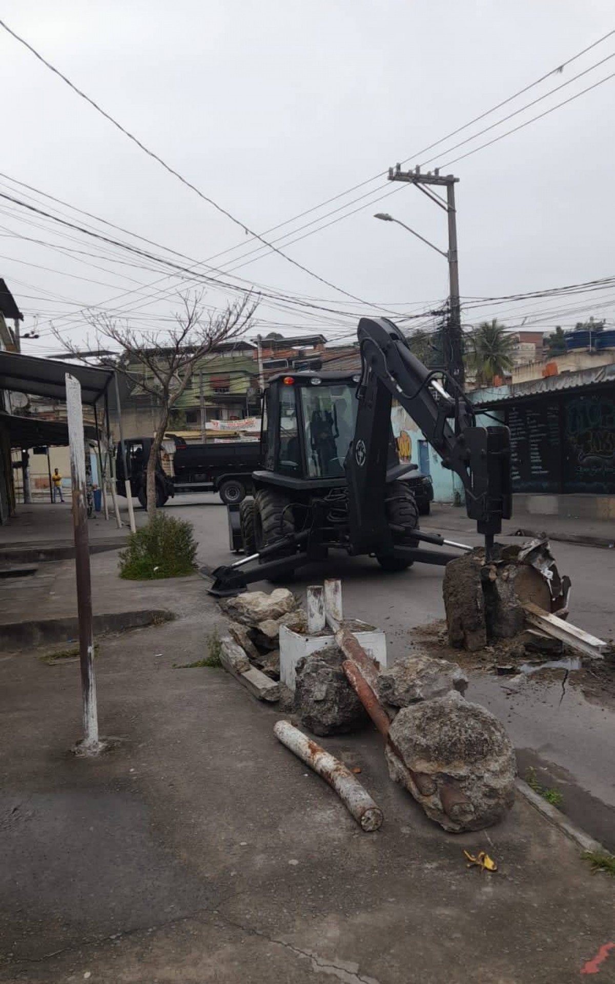 Agentes do Centro de Operações Especiais da Polícia Civil (COE) removem barricadas com auxílio de uma retroescavadeira  - Divulgação/PMERJ
