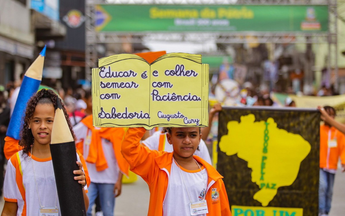 Crian&ccedil;as levaram frases de reflex&atilde;o para o desfile do bairro Lote XV
