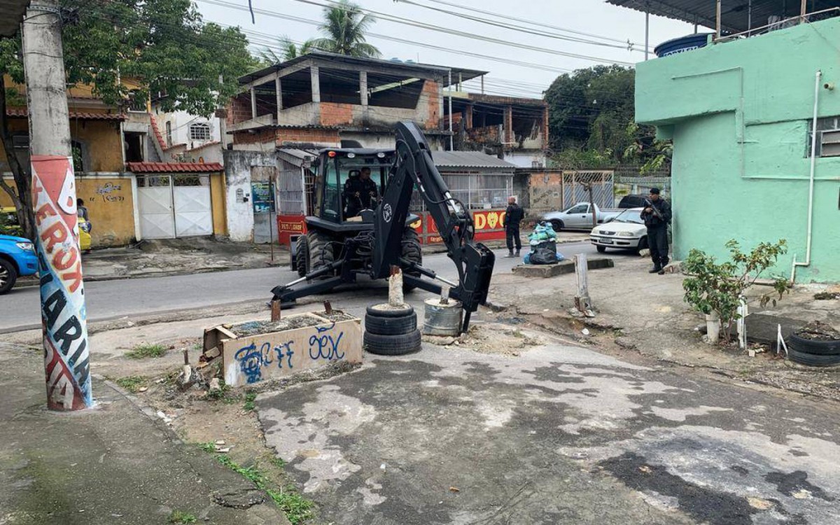 Agentes do Centro de Operações Especiais da Polícia Civil (COE) removem barricadas com auxílio de uma retroescavadeira  - Divulgação/PMERJ