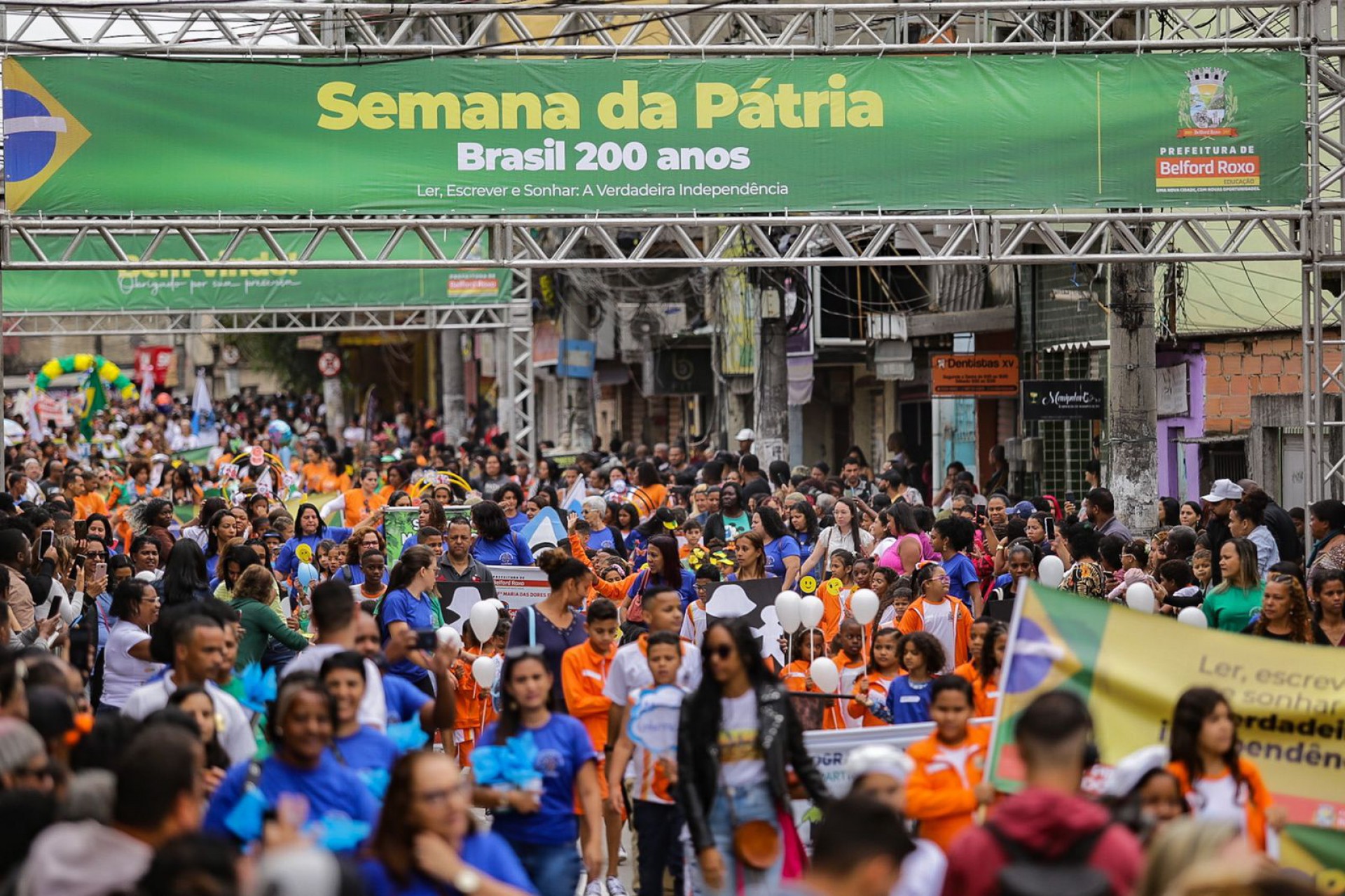 Dezesseis unidades escolares desfilaram no centro do bairro Lote XV - Rafael Barreto / PMBR