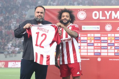 Reforço do Olympiacos, Marcelo é apresentado com festa e estádio lotado